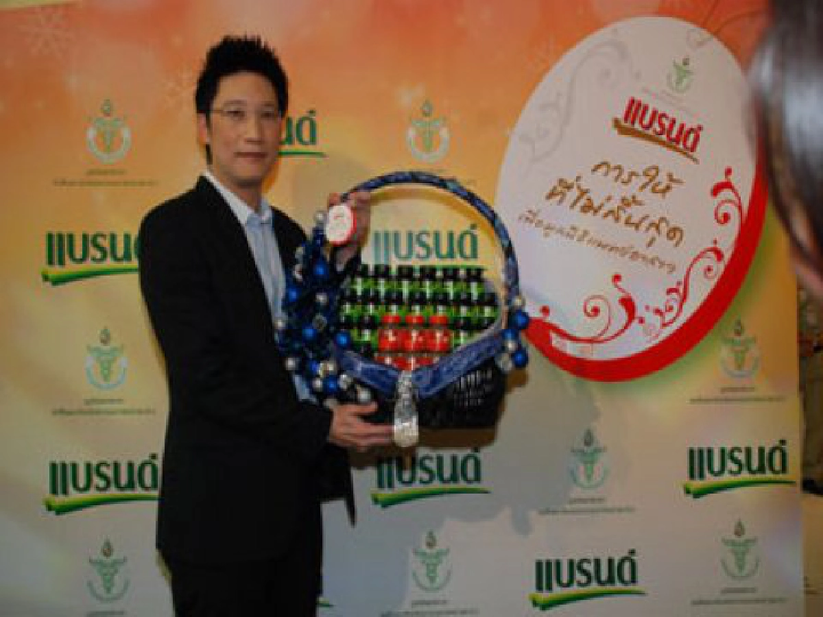 ไฮโซร่วมส่งความสุขปีใหม่ช่วยผู้ป่วยยากไร้ผ่าน "พอ.สว."
