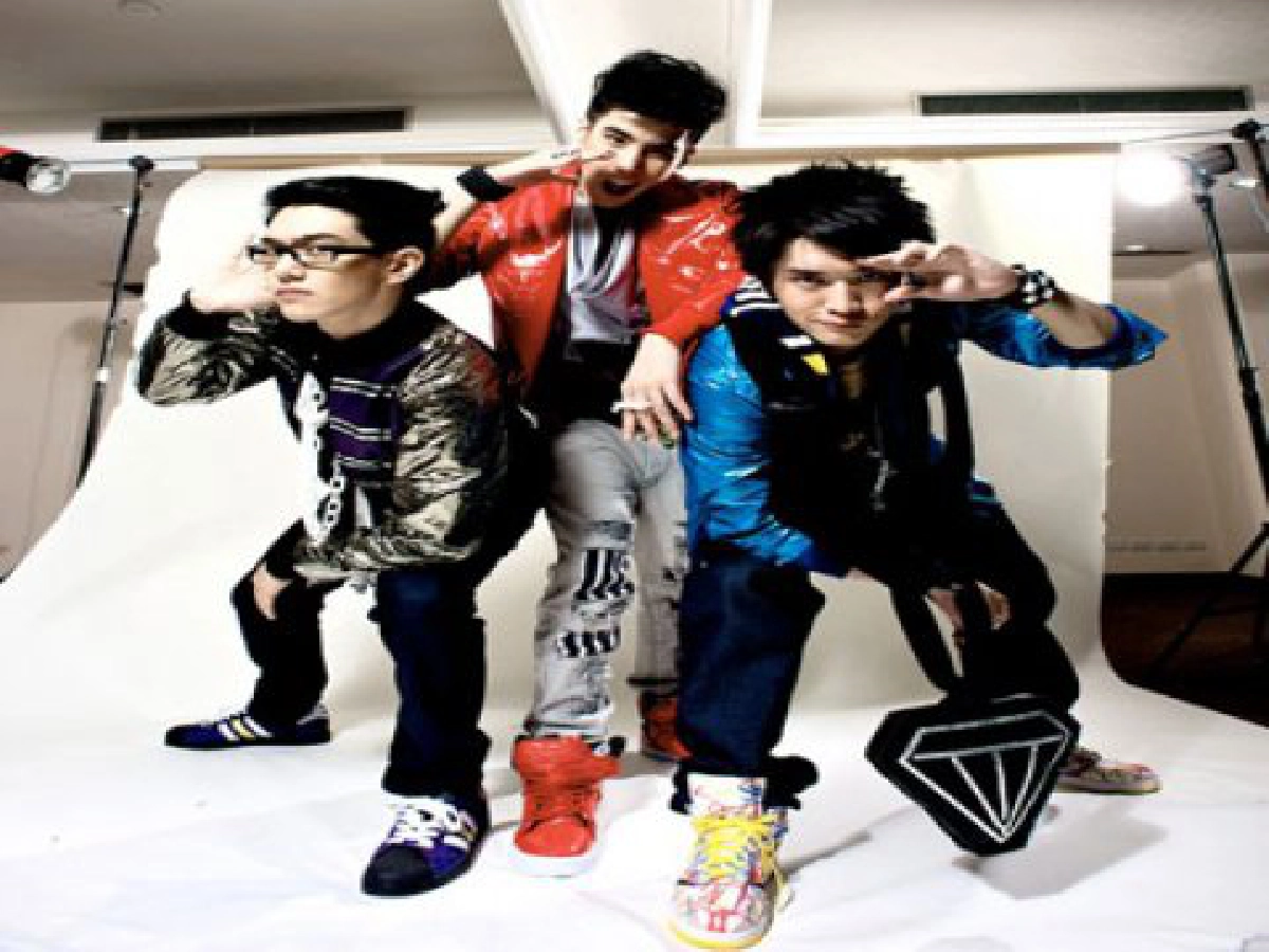 3 หนุ่มกวน...ซน "มั้งค์กี้ ฮีโร่" 
ที่สุดยังไงก็เป็น "เค-โอทิค"
