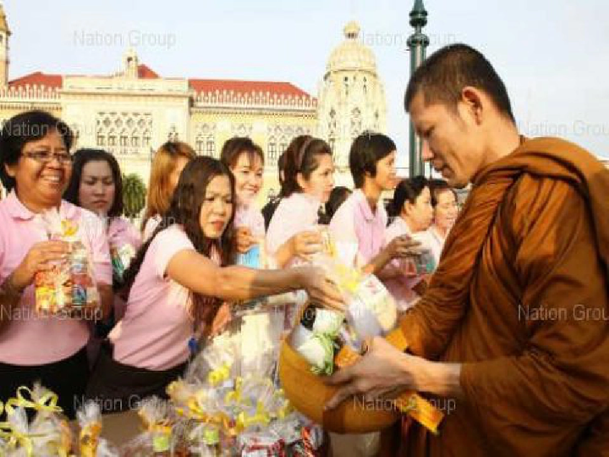 "อภิสิทธิ์"นำครม.ตักบาตรทำบุญปีใหม่ "อภิสิทธิ์"นำครม.ตักบาตรทำบุญปีใหม่