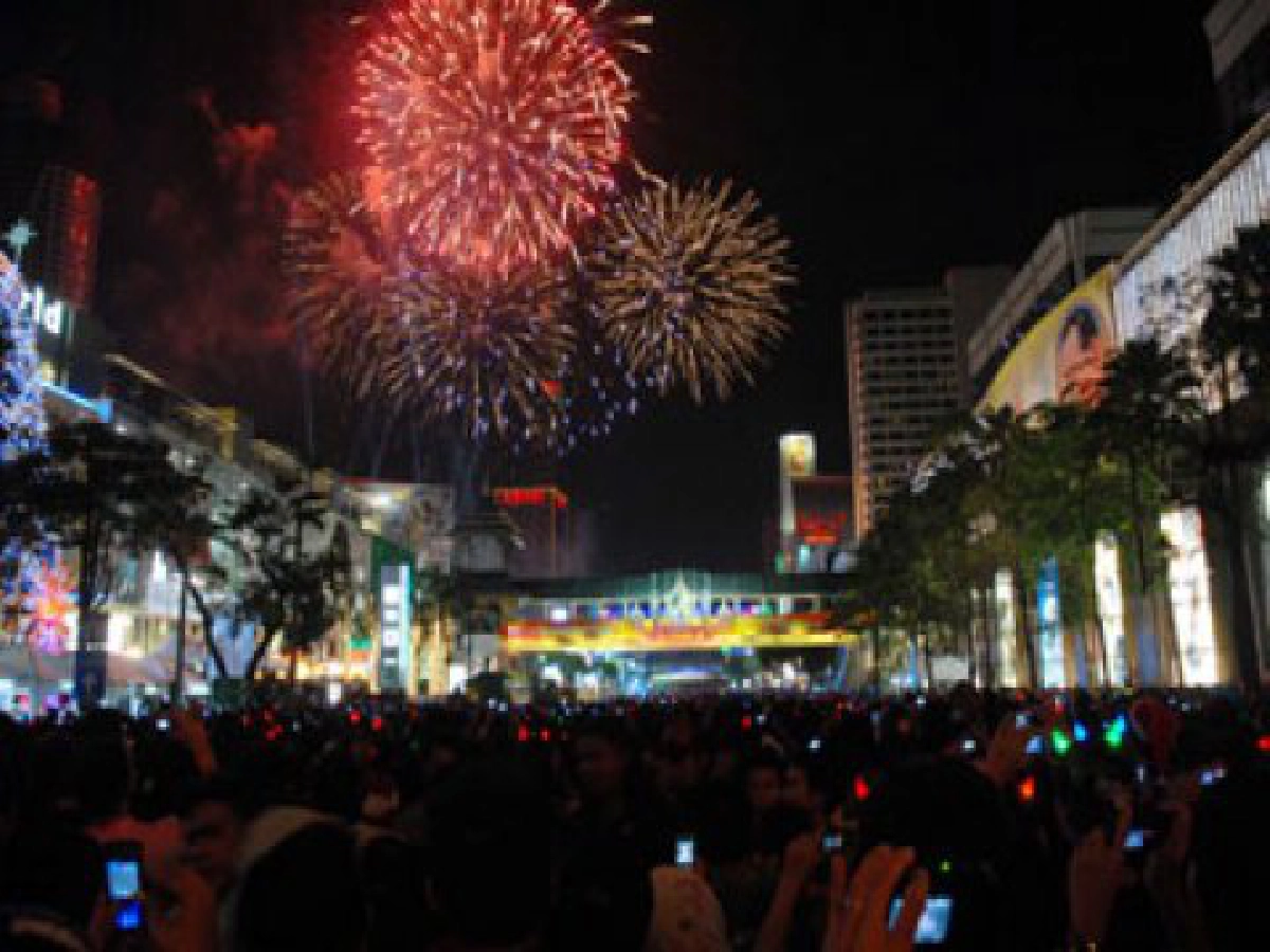 ปฏิบัติธรรมโต้รุ่งเคานท์ดาวน์2010 