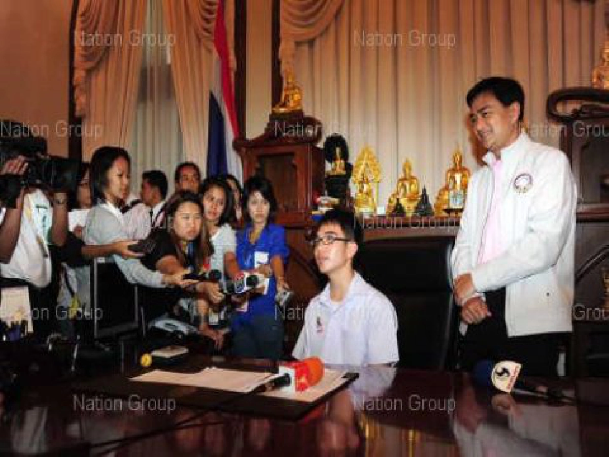 เด็กแห่เข้าคิวยาว-รอนั่งเก้าอี้นายกฯ 