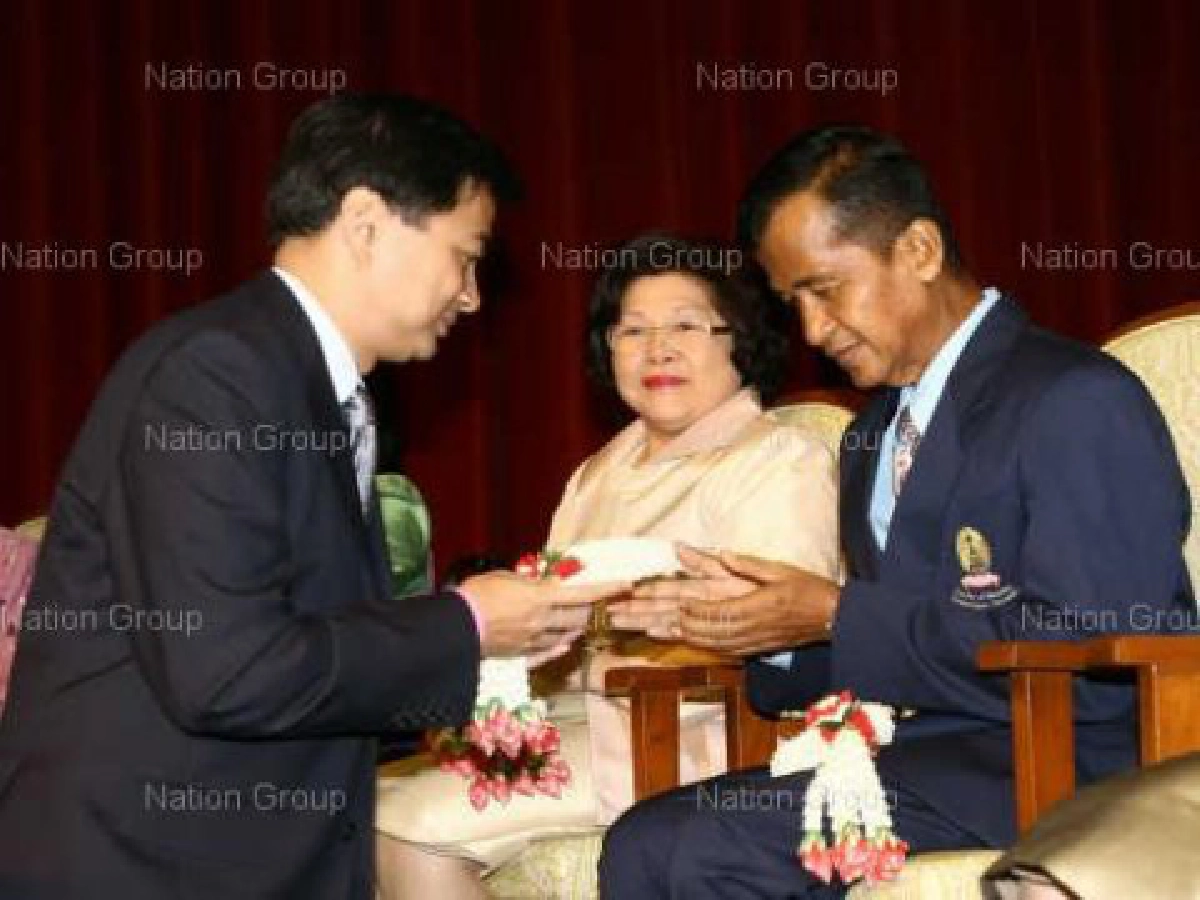 มาร์คมอบพวงมาลัยคารวะครู รร.สาธิตจุฬา มาร์คมอบพวงมาลัยคารวะครู รร.สาธิตจุฬา