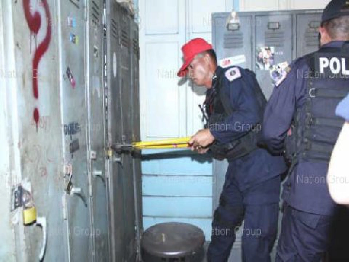 ตำรวจลุยค้นอุเทนถวายฯเจอซุกมีดเพียบ ตำรวจลุยค้นอุเทนถวายฯเจอซุกมีดเพียบ