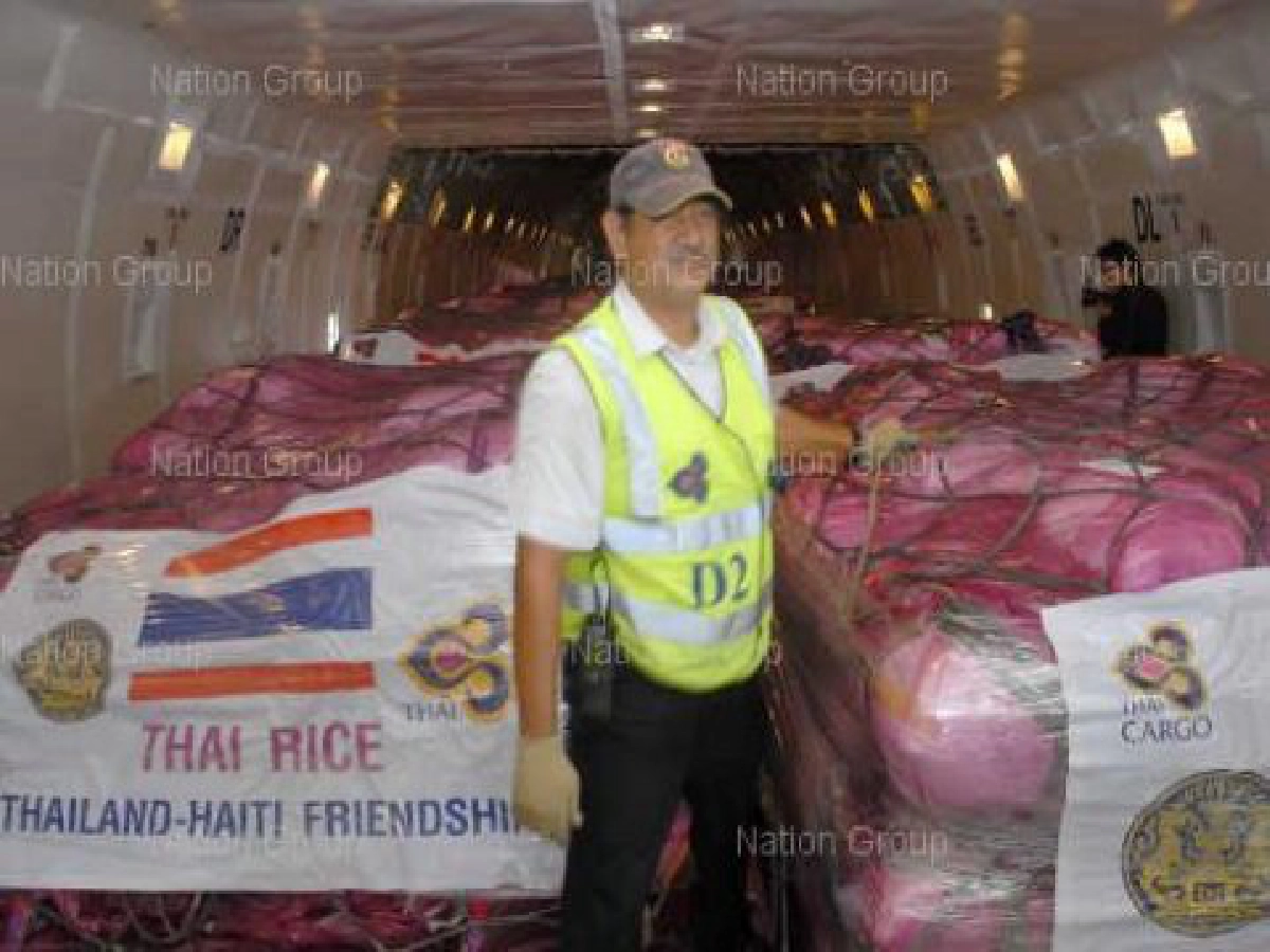 อภิสิทธิ์ทำพิธีส่งมอบข้าวสาร100ตันไปช่วยเฮติ อภิสิทธิ์ทำพิธีส่งมอบข้าวสาร100ตันไปช่วยเฮติ