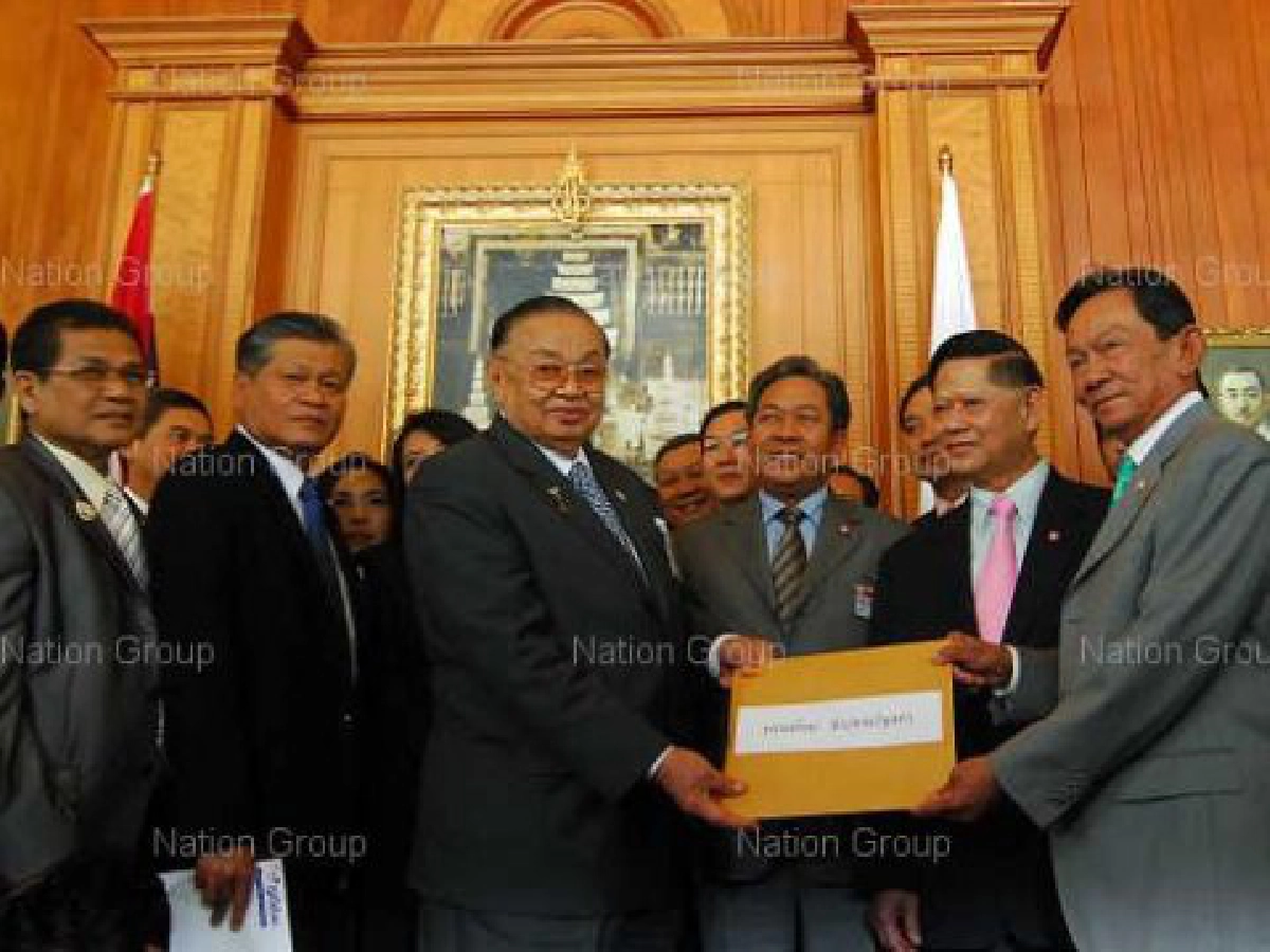 ส.ส.พรรคร่วมฯยื่นญัตติแก้ไขรธน.แล้ว ส.ส.พรรคร่วมฯยื่นญัตติแก้ไขรธน.แล้ว