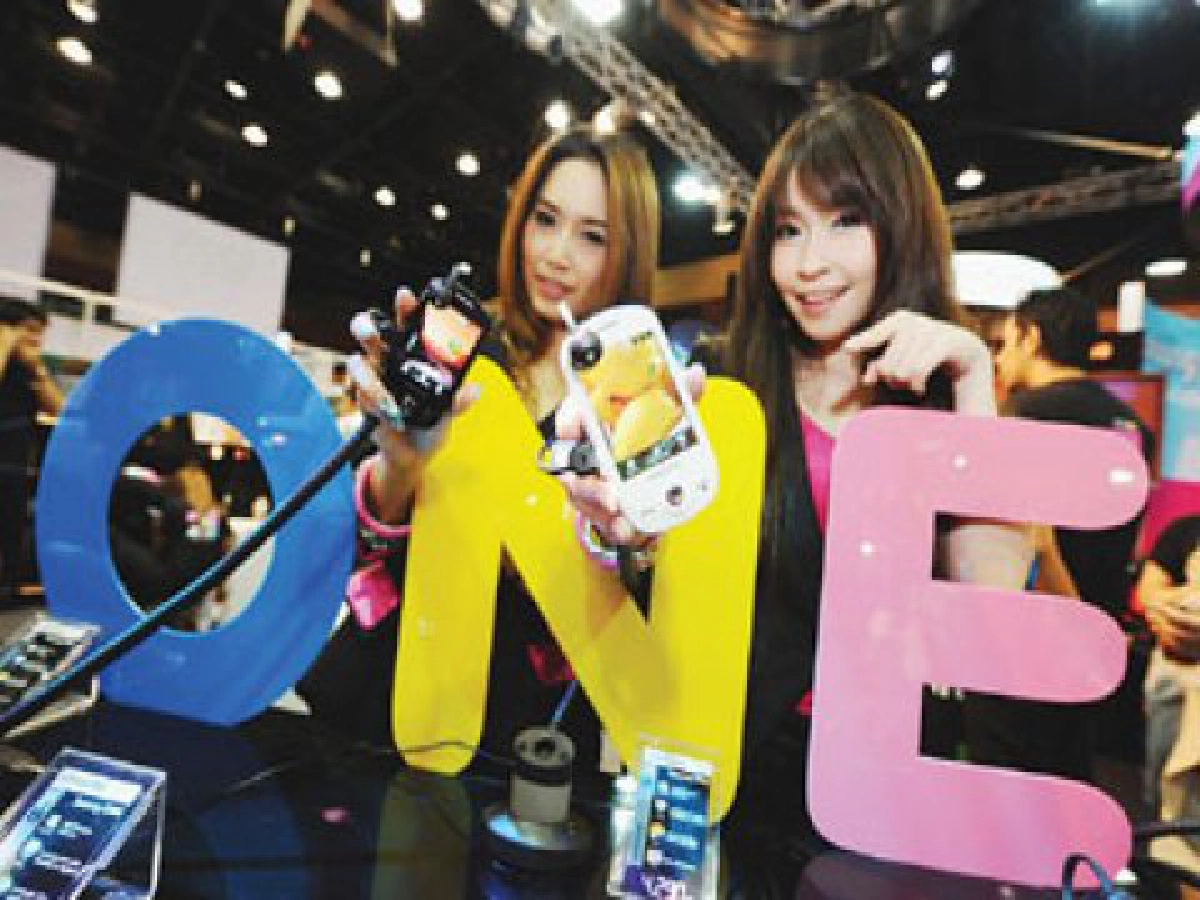 ช็อปมือถือคึกคักรับตรุษจีน ช็อปมือถือคึกคักรับตรุษจีน