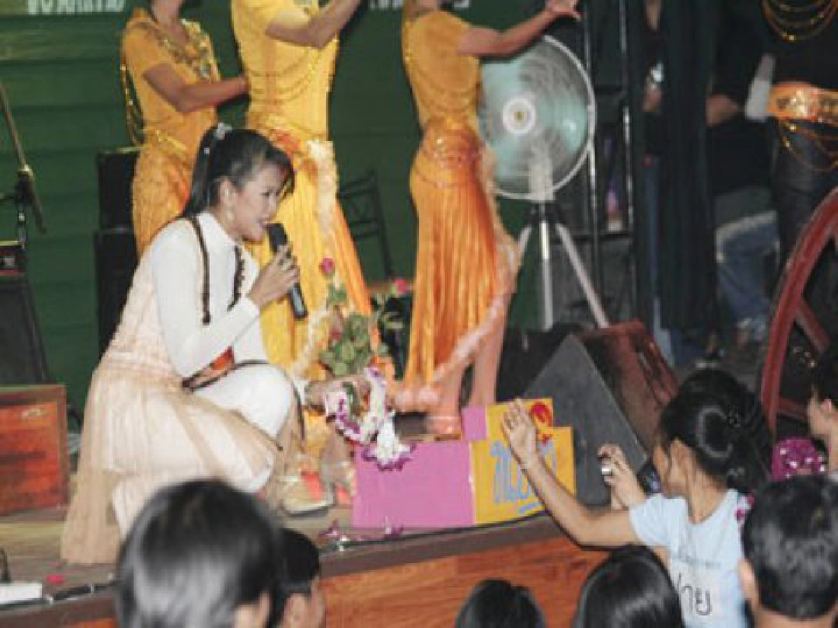 พจน์ช่วยโรงเรียนเก่า
นักร้องเทใจช่วยล้นเวที
พจน์ช่วยโรงเรียนเก่า
นักร้องเทใจช่วยล้นเวที