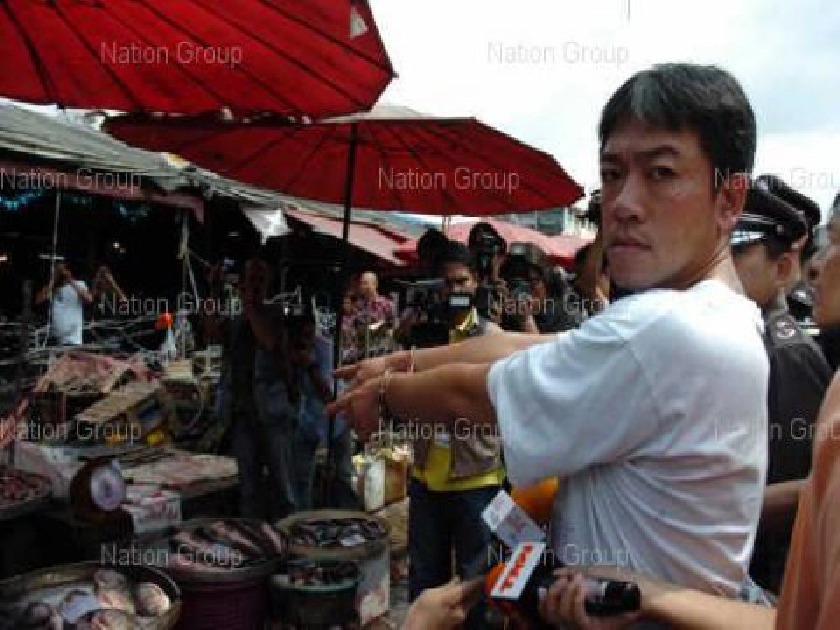 จับ"ปาบึ้ม"ยกครัวศึกแม่ค้าคลองเตย...ระอุ จับ"ปาบึ้ม"ยกครัวศึกแม่ค้าคลองเตย...ระอุ