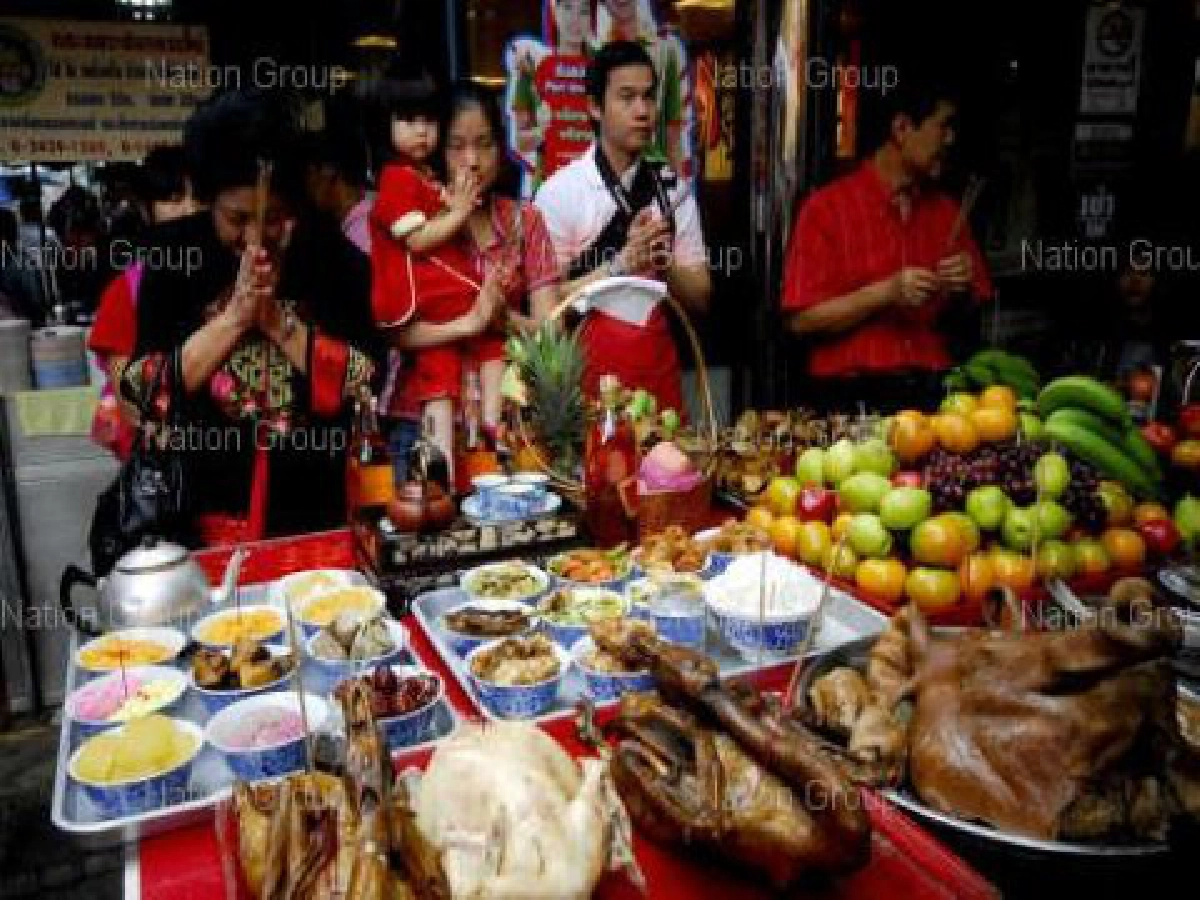 ชาวไทยเชื้อสายจีนไหว้สิ่งศักดิ์สิทธิ์เป็นสิริมงคล ชาวไทยเชื้อสายจีนไหว้สิ่งศักดิ์สิทธิ์เป็นสิริมงคล