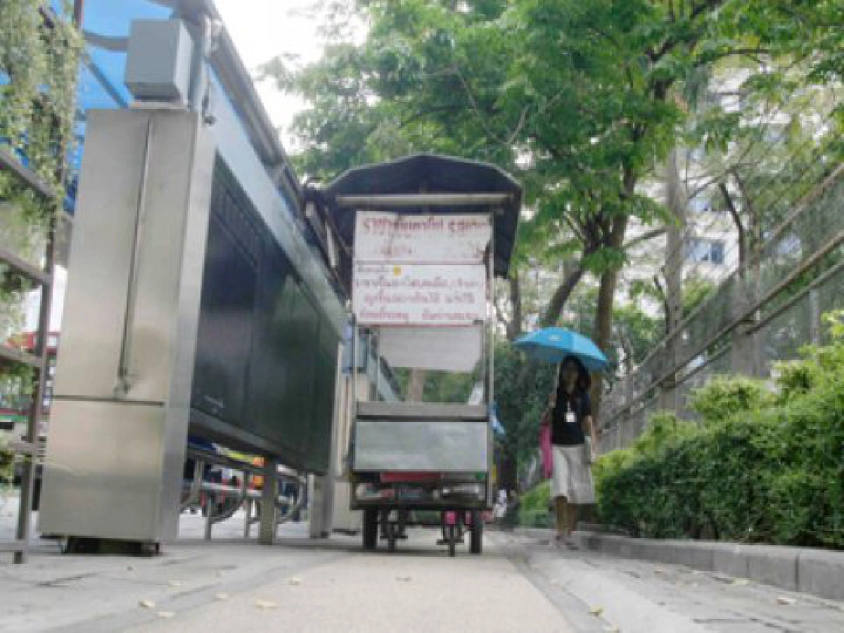รถเข็นขวางทางจักรยาน รถเข็นขวางทางจักรยาน