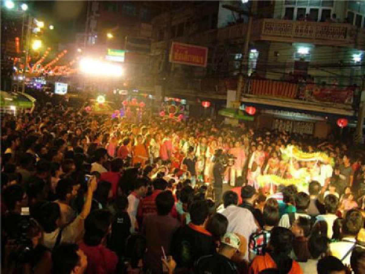  "ตรุษจีนนครสวรรค์" สำเร็จ ประชาชนร่วมชมขบวนแห่ล้น จนไม่มีที่เดิน

