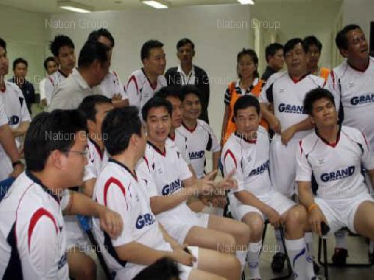 เสื้อแดงป่วน'มาร์ค'เตะบอลกับทีมชาติหญิง เสื้อแดงป่วน'มาร์ค'เตะบอลกับทีมชาติหญิง