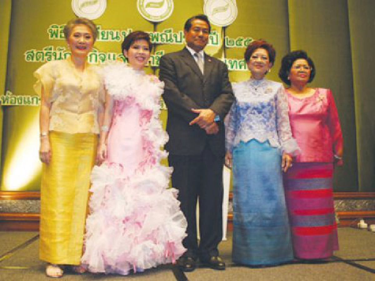 ส่งใจถึงหญิงทำงานให้สังคมผ่านแสงเทียน
ส่งใจถึงหญิงทำงานให้สังคมผ่านแสงเทียน