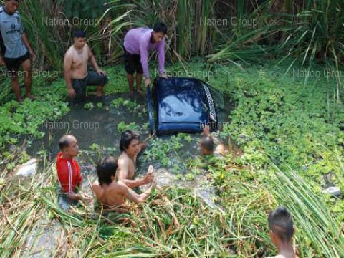 อดีตตำรวจขับรถส่งน้ำดื่มพุ่งลงคูน้ำดับ2 อดีตตำรวจขับรถส่งน้ำดื่มพุ่งลงคูน้ำดับ2