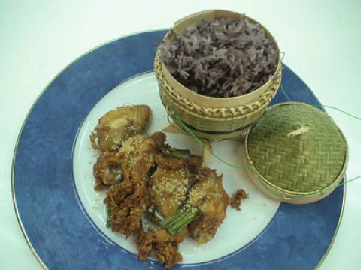  ไก่ทอดสมุนไพรข้าวก่ำ

