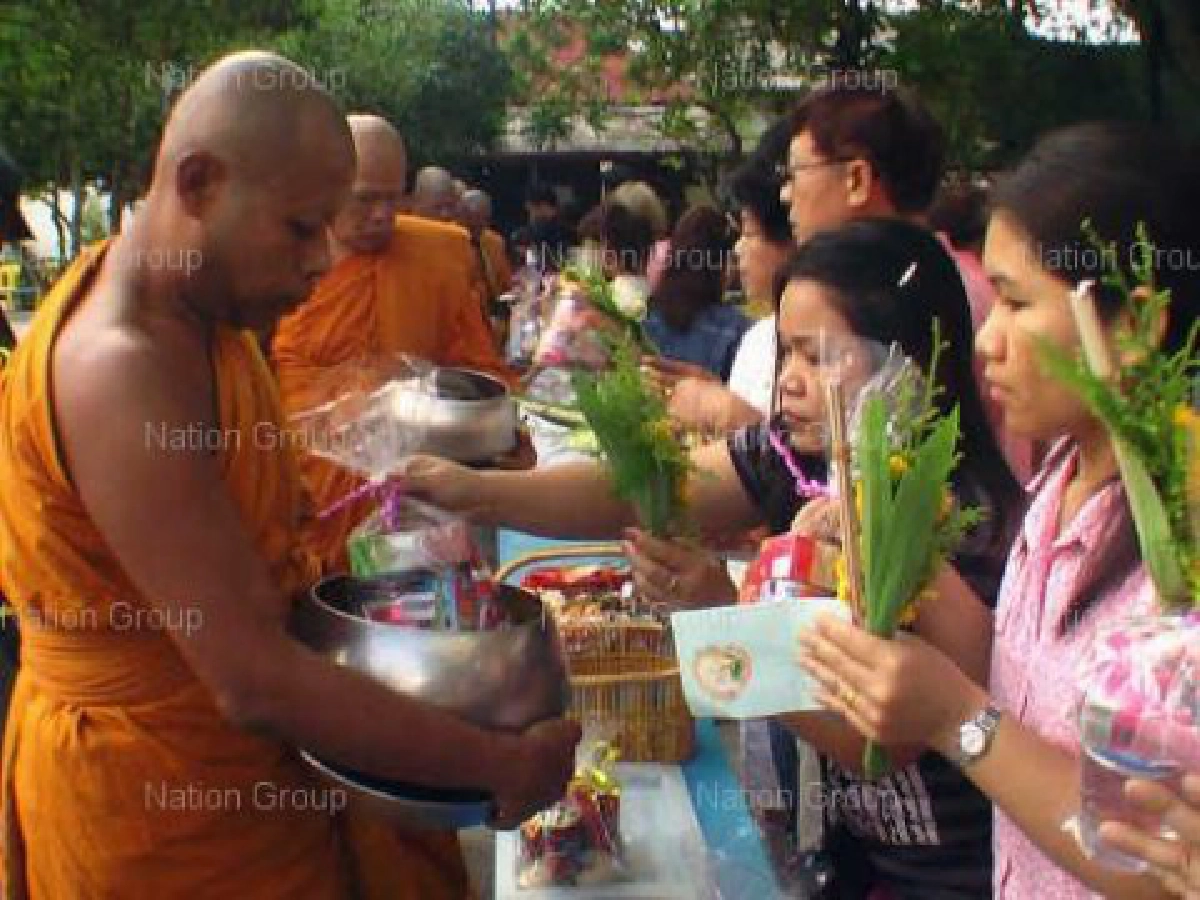 ชาวพุทธอุตรดิตถ์ทำบุญวันมาฆะขอประเทศสงบ ชาวพุทธอุตรดิตถ์ทำบุญวันมาฆะขอประเทศสงบ