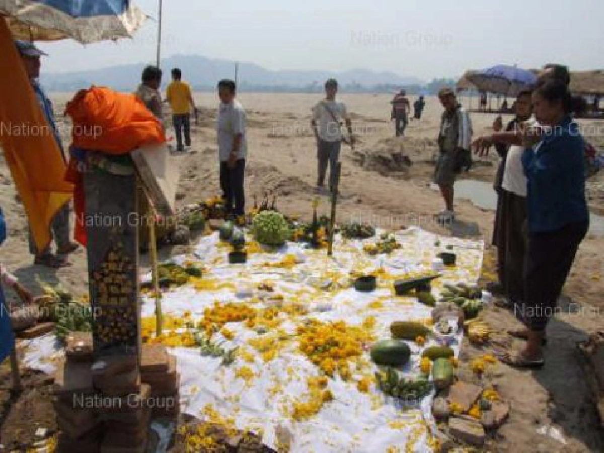 ชาวไทย-ลาวแห่กราบไหว้พระธาตุโบราณโผล่น้ำโขง 