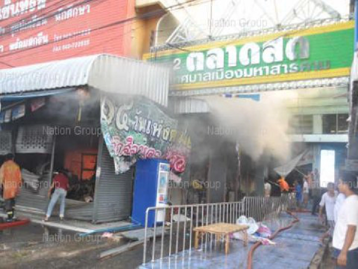 ไฟไหม้ร้านเสื้อผ้าลาดเมืองมหาสารคามสูญ20ล้าน