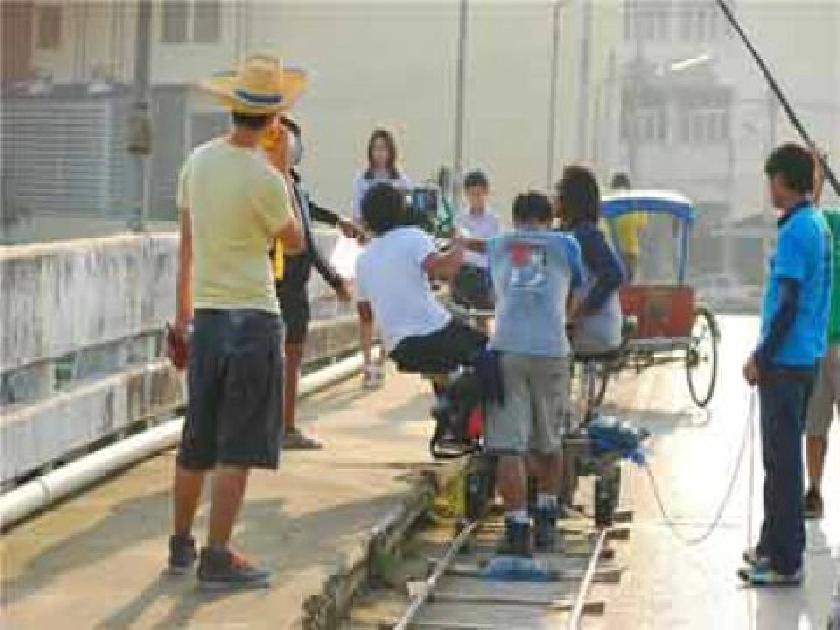 'เฟม' สุดเขิน
กอด 'พอลล่า' กลางสะพาน
'เฟม' สุดเขิน
กอด 'พอลล่า' กลางสะพาน