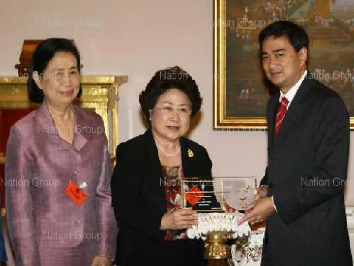 สมาคมสตรียกอภิสิทธิ์เป็นผู้ชายแห่งปี2553