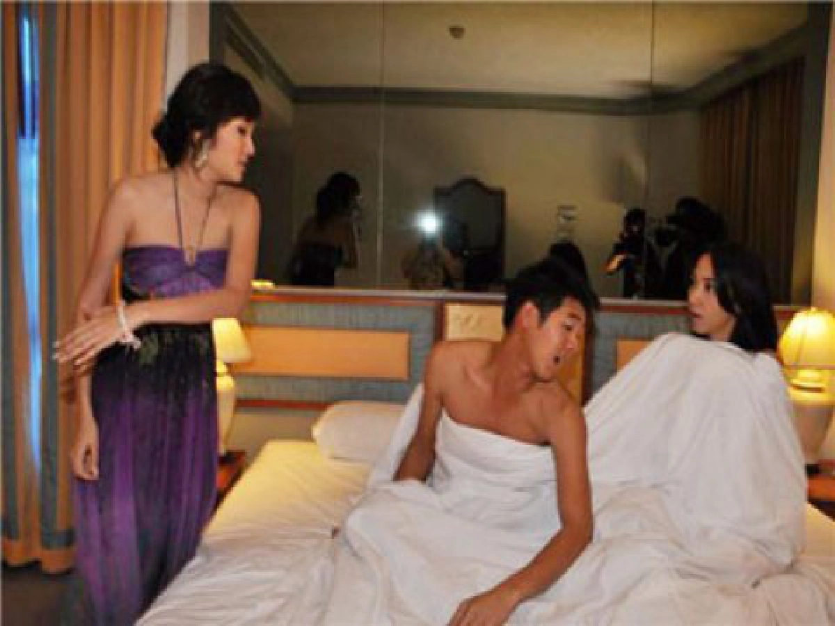 'อั้ม-เวียร์' พักรบ !
'เลิฟซีน' หวานจนเหงื่อหยด 'อั้ม-เวียร์' พักรบ !
'เลิฟซีน' หวานจนเหงื่อหยด