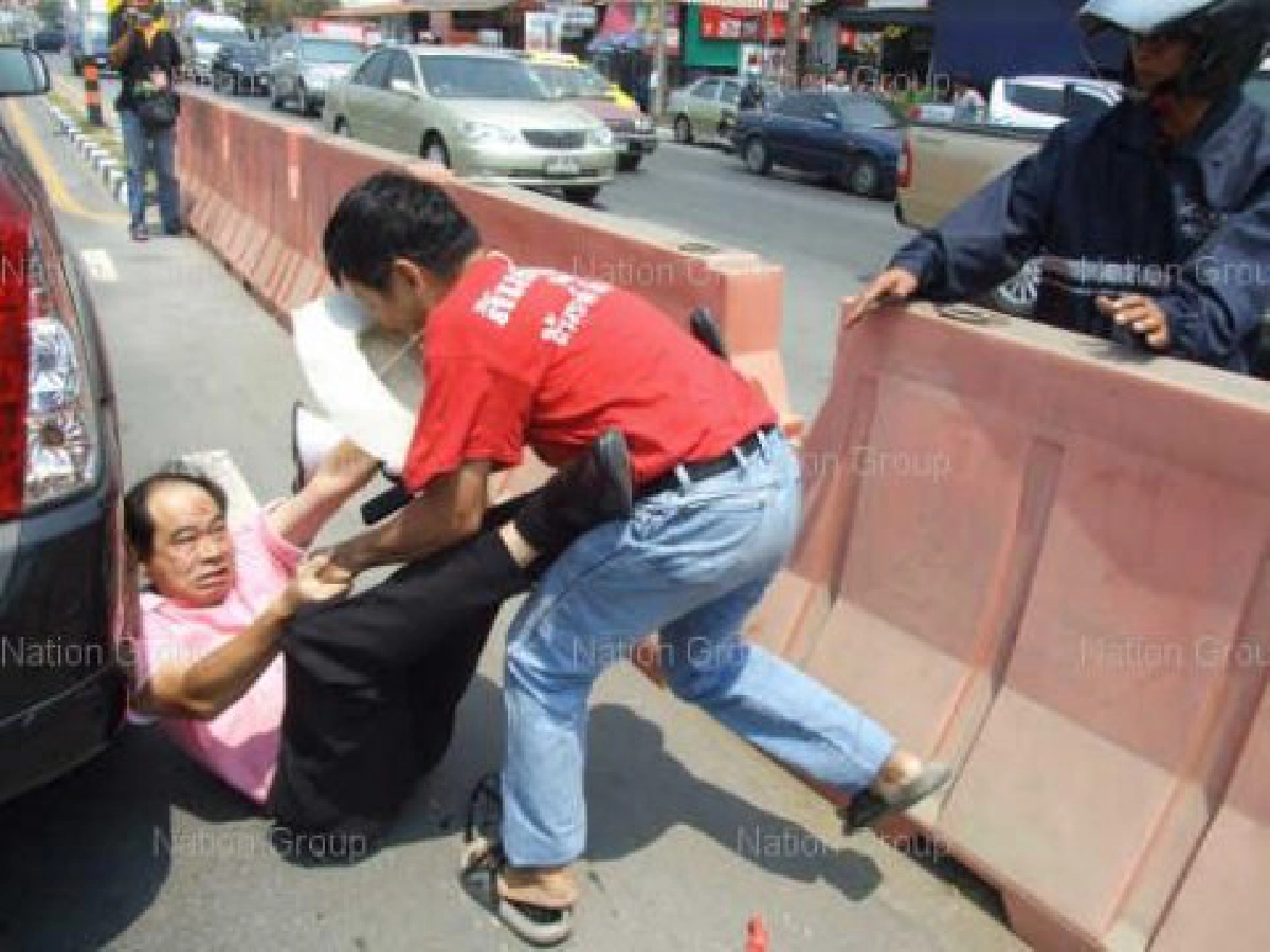 ตร.แจ้งข้อหาเสื้อแดง-นักธุรกิจทำร้ายร่างกายกัน