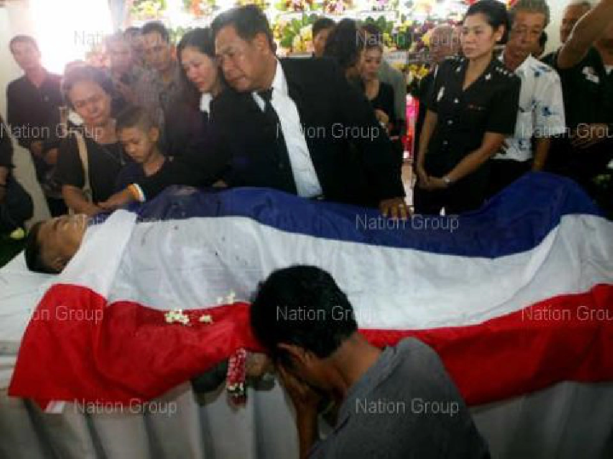 ชาวยะลาร่วมพิธีรดน้ำศพผกก.สมเพียร
