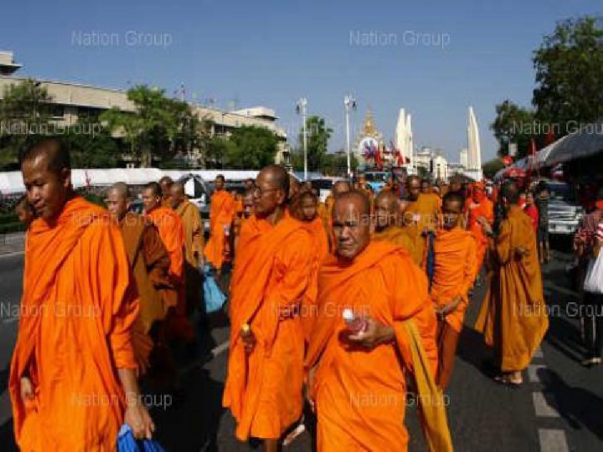 พระ1,200รูปร่วมม็อบเสื้อแดงขึ้นเวทีปราศรัย