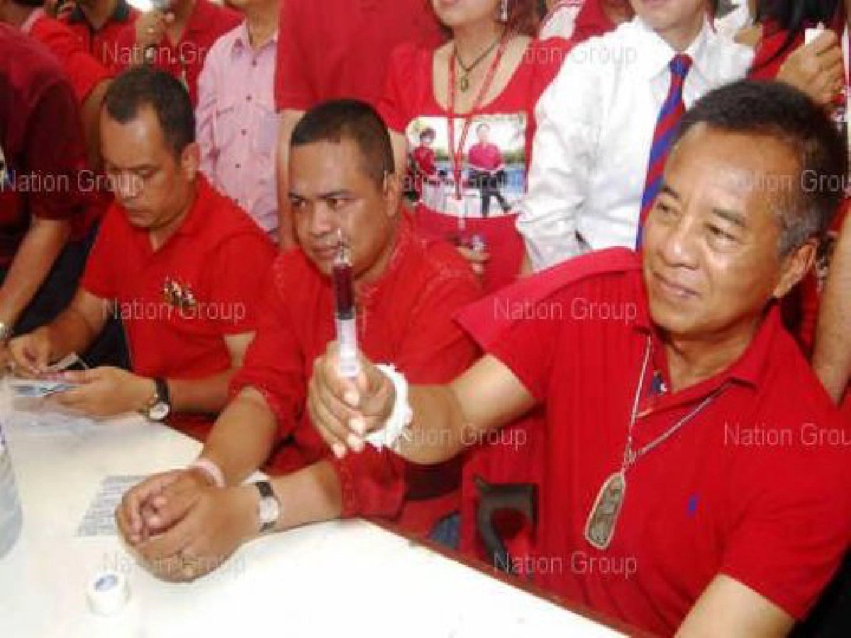 แดงขีดเส้น4โมงเย็นเทเลือดหน้าทำเนียบ แดงขีดเส้น4โมงเย็นเทเลือดหน้าทำเนียบ