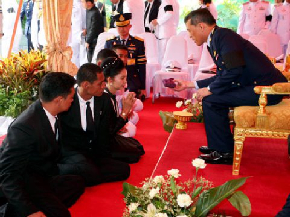 ในหลวงรับสั่งพล.ต.อ.สมเพียรยอดตร. ในหลวงรับสั่งพล.ต.อ.สมเพียรยอดตร.