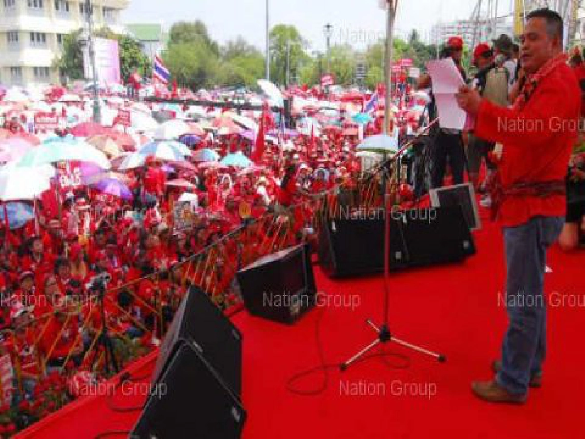 เพี้ยนขึ้นเวทีเสื้อแดงขอเป่าขลุ่ยกล่อมม็อบ เพี้ยนขึ้นเวทีเสื้อแดงขอเป่าขลุ่ยกล่อมม็อบ