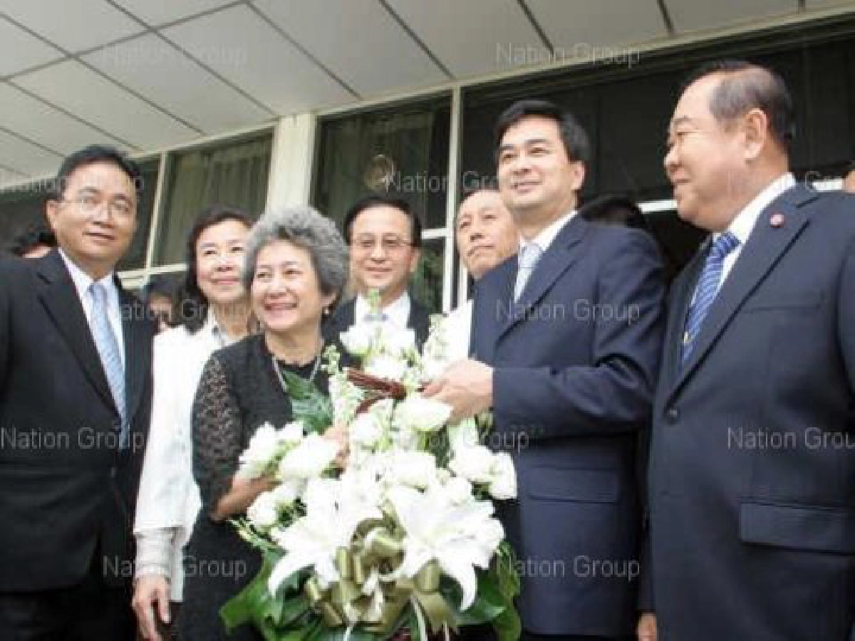 ปธ.กสม.หาทางลงให้รบ.-เสื้อแดงหวั่นมือที่3สร้างเหตุ 