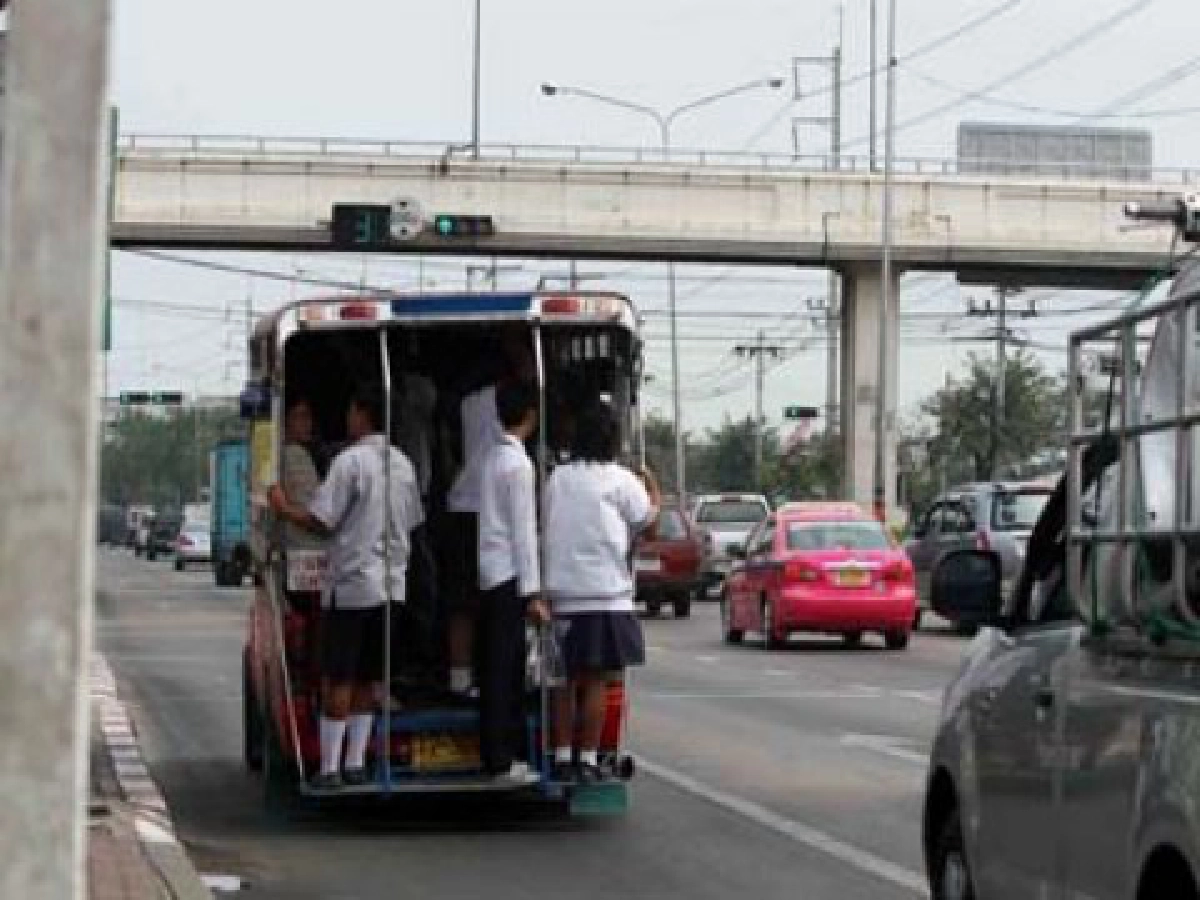 สองแถวจอดแช่หน้ารพ.