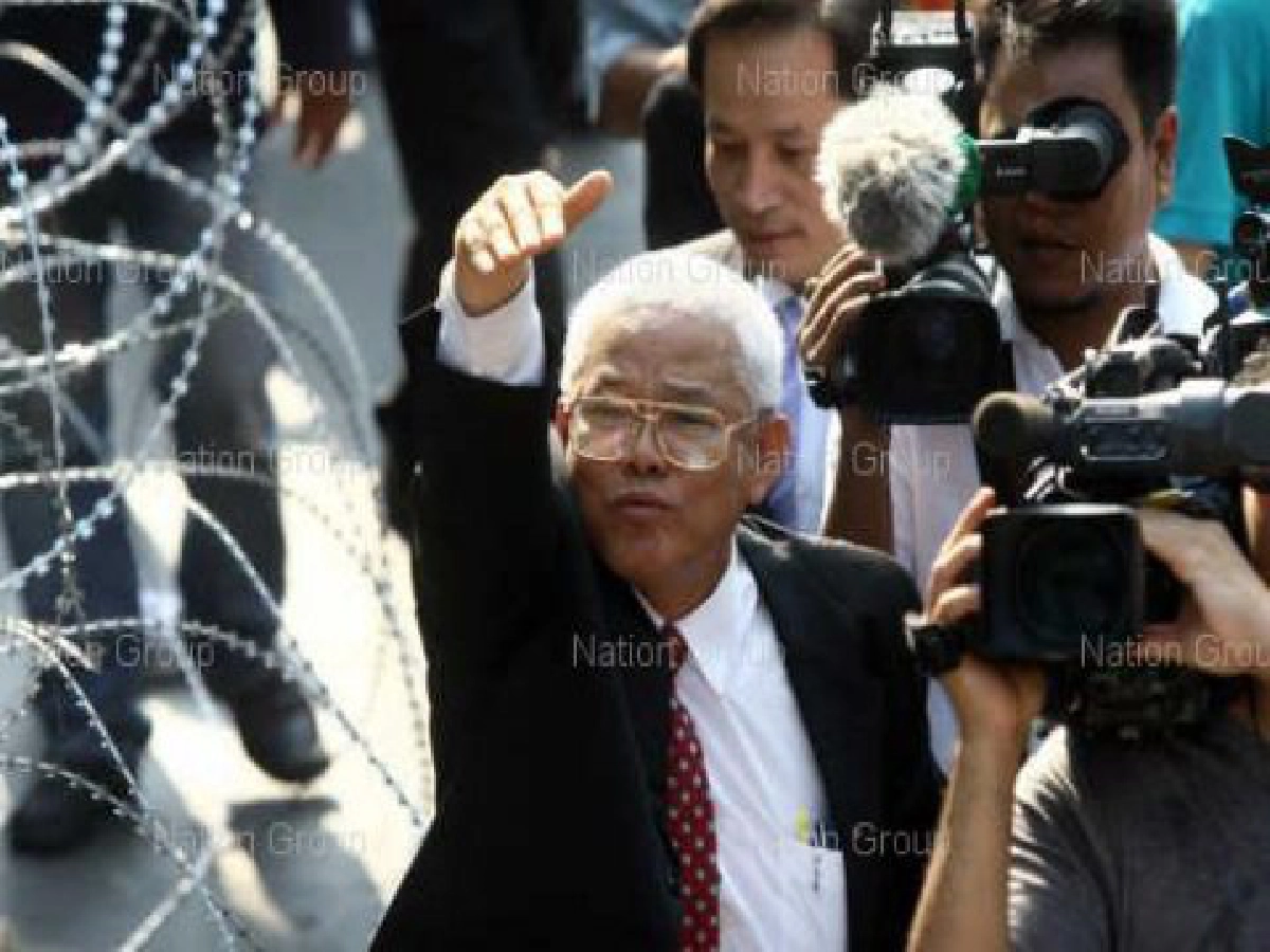 แฉพท.สั่งคนขับรถแดงจอดขวางทางเข้าสภา แฉพท.สั่งคนขับรถแดงจอดขวางทางเข้าสภา