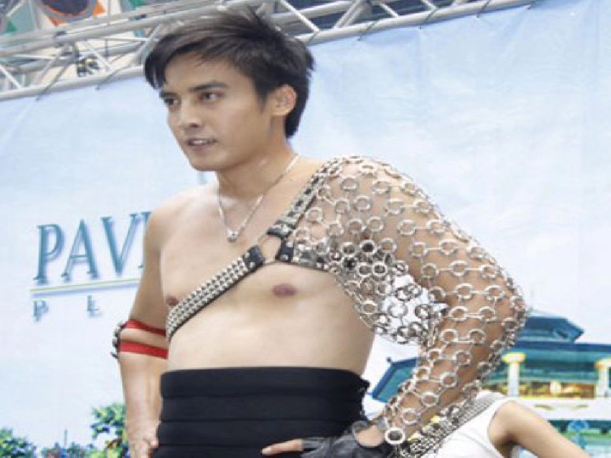 ช่วงนี้หนุ่มๆ ชอบโชว์ซิกแพ็ก แต่ผมขอโชว์ตั้งเต้าแล้วกัน คริ...คริ