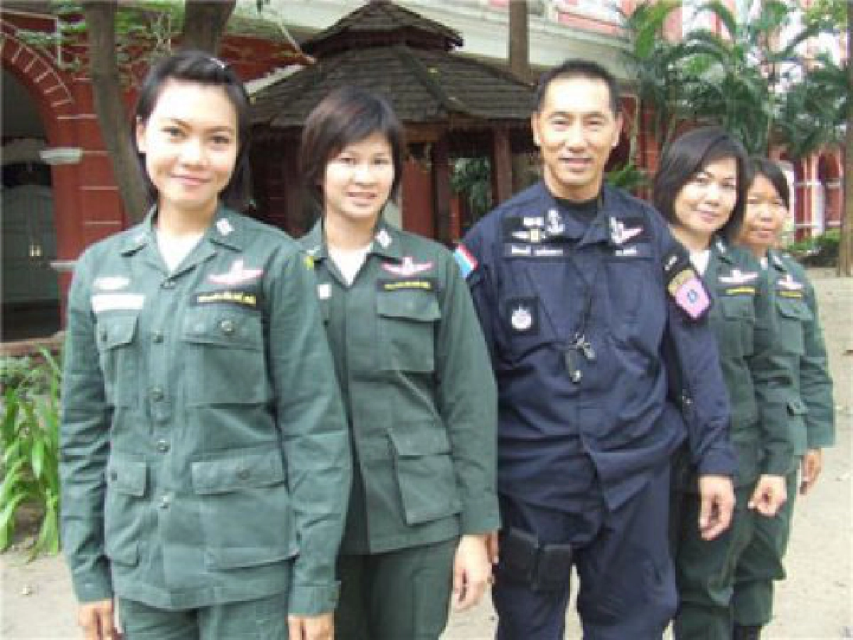 ยุทธวิธี..."จั๊กจี้ม็อบ"กับหลังม่าน..พลร่มหญิงตชด.