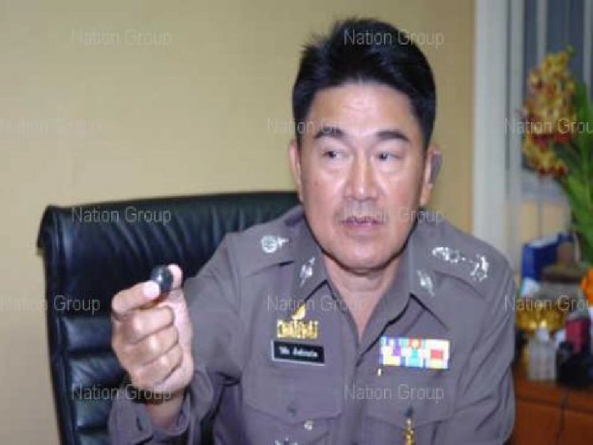 ป่วน!ปาปะทัดปิงปองข้ามรั้วใส่ทำเนียบ ป่วน!ปาปะทัดปิงปองข้ามรั้วใส่ทำเนียบ