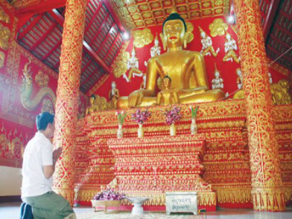"หลวงพ่อปากแดง" 
แห่ง...วัดพระธาตุลำปางหลวง จ.ลำปาง

