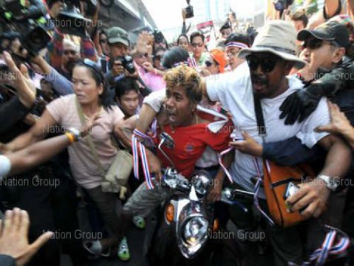 เสื้อแดงแว้นป่วนชมพูจับได้เจอรุมตื๊บคาสวนลุม เสื้อแดงแว้นป่วนชมพูจับได้เจอรุมตื๊บคาสวนลุม