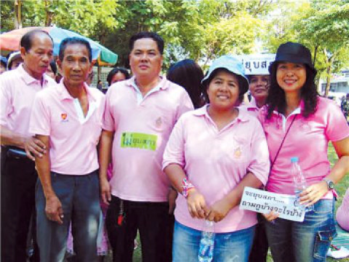 'เดือดร้อนทำกิน'ยัน'หมิ่นในหลวง'.".สำนึกรัก 'สีชมพู' 'เดือดร้อนทำกิน'ยัน'หมิ่นในหลวง'.".สำนึกรัก 'สีชมพู'