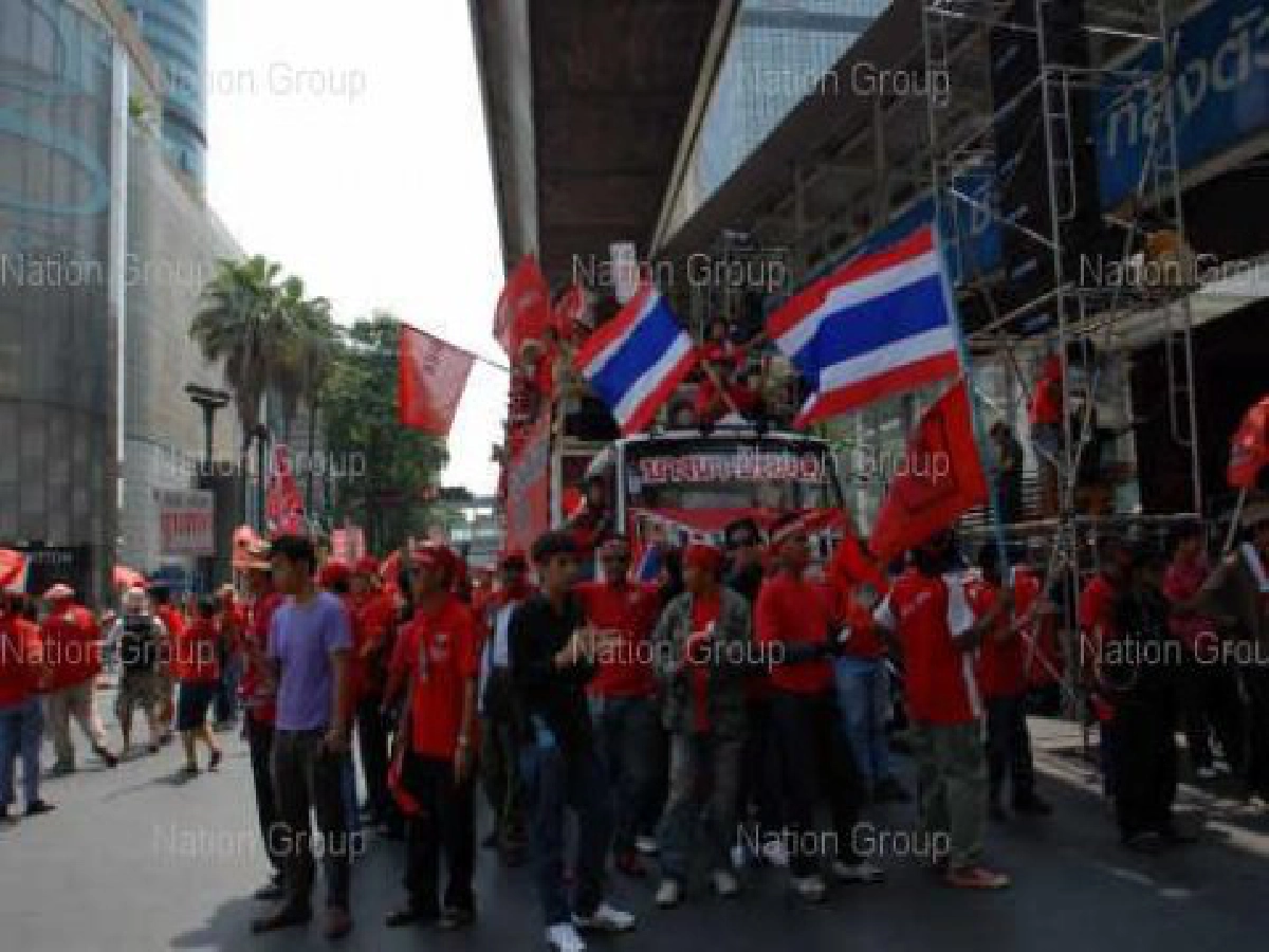 ปาระเบิดปิงปองหน้าสยามฯรับแดงผ่าน ปาระเบิดปิงปองหน้าสยามฯรับแดงผ่าน