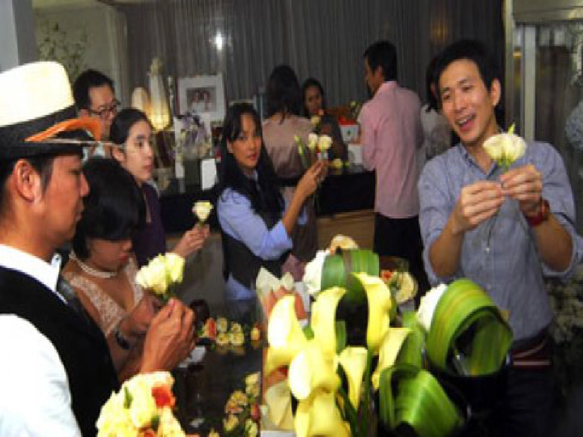 ระรื่นชื่นมวลดอกไม้
ระรื่นชื่นมวลดอกไม้
