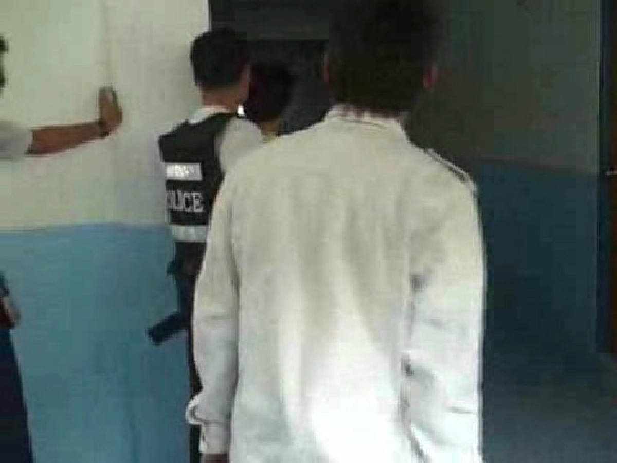 บุกช่วยเด็กหญิง14หลังถูกขี้ยาลากไปข่มขืน บุกช่วยเด็กหญิง14หลังถูกขี้ยาลากไปข่มขืน