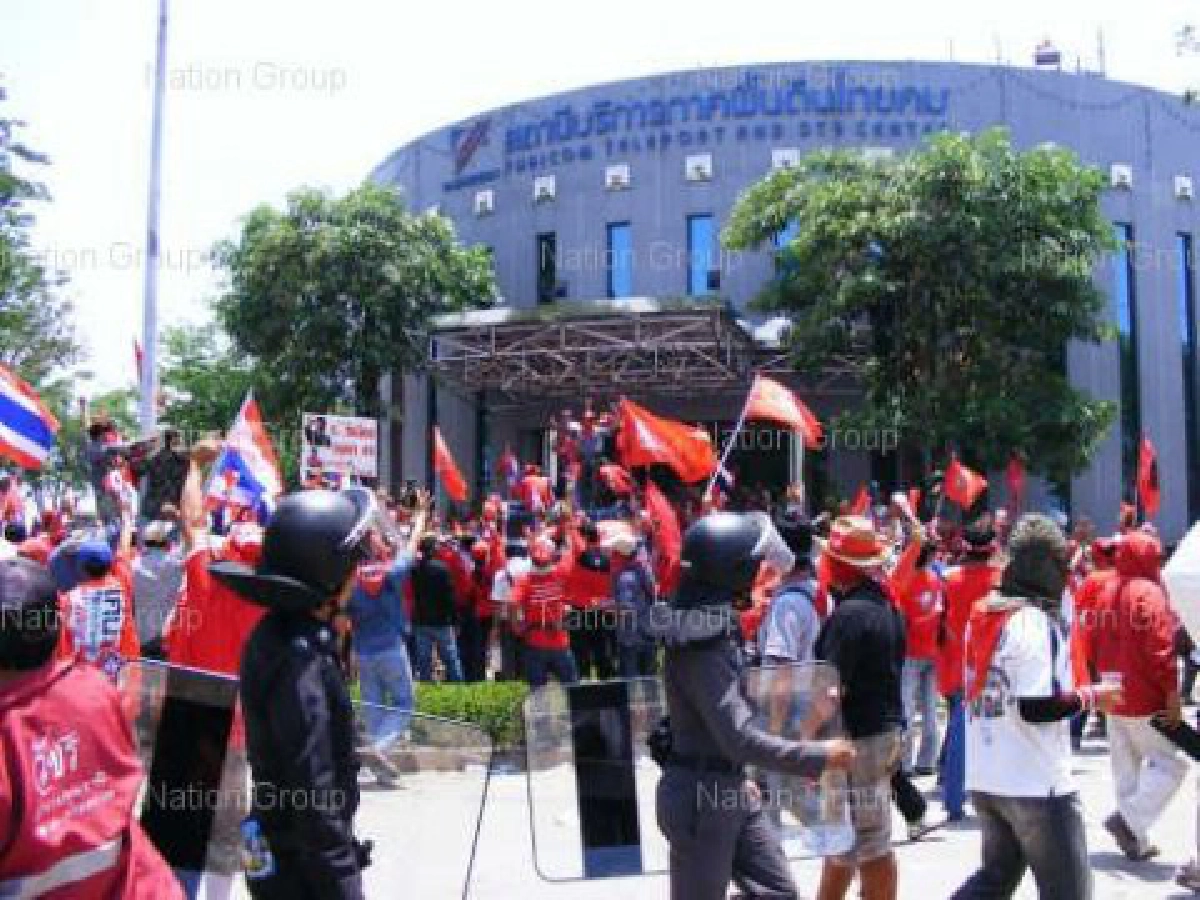 เสื้อแดงบุกยึดเปิดสถานีพีเพิลสำเร็จอีกครั้ง เสื้อแดงบุกยึดเปิดสถานีพีเพิลสำเร็จอีกครั้ง