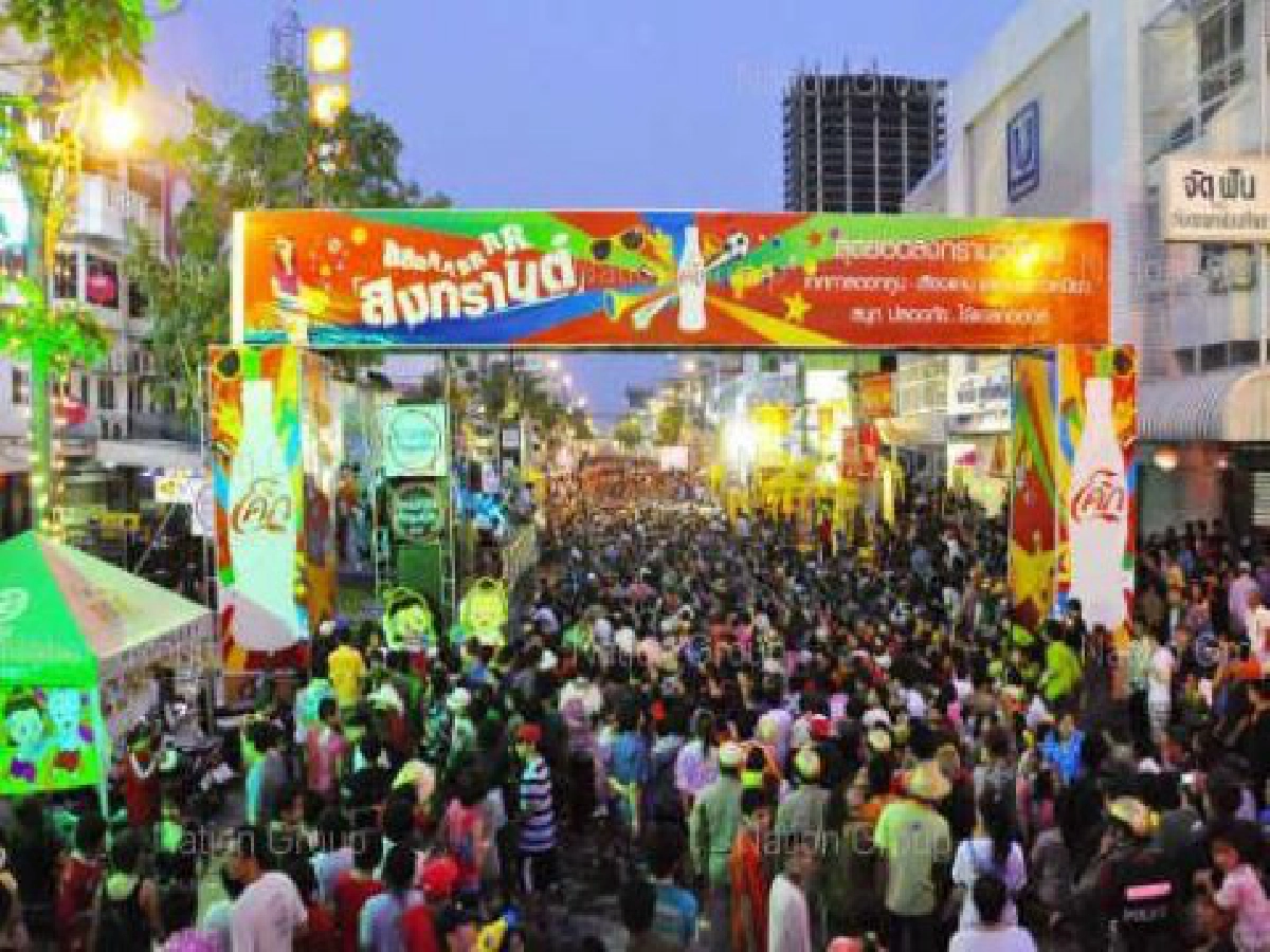 ถนนข้าวเหนียวคึกปชช.แห่เล่นสงกรานต์วันละแสนคน ถนนข้าวเหนียวคึกปชช.แห่เล่นสงกรานต์วันละแสนคน