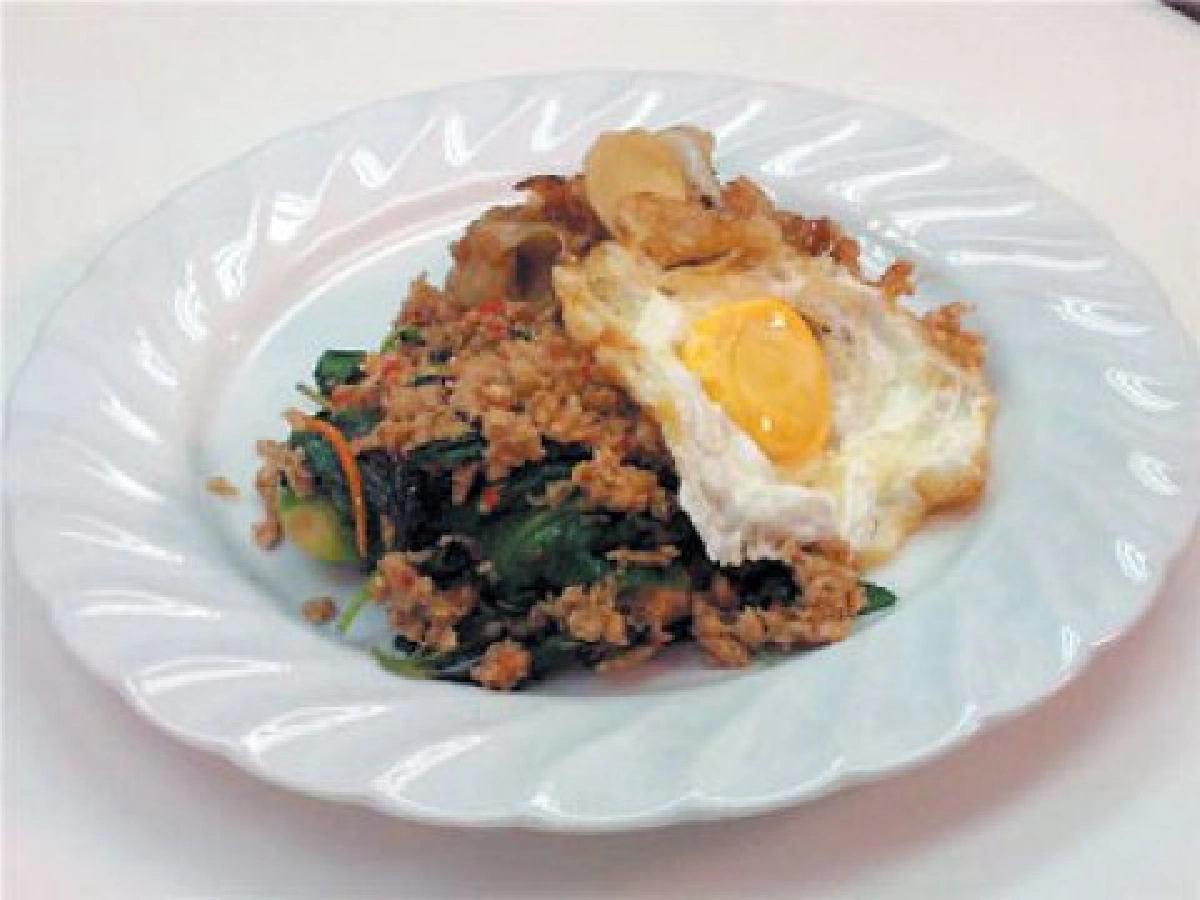 เส้นใหญ่กะเพราไก่+ไข่ดาว เส้นใหญ่กะเพราไก่+ไข่ดาว
