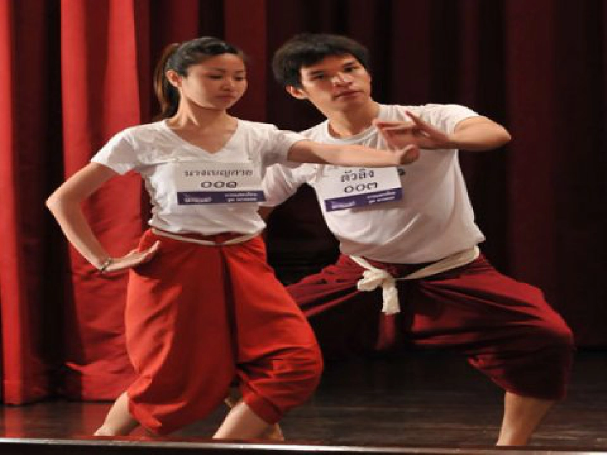 เฟ้น "โขนเลือดใหม่" ร่วมโชว์นางลอย เฟ้น "โขนเลือดใหม่" ร่วมโชว์นางลอย