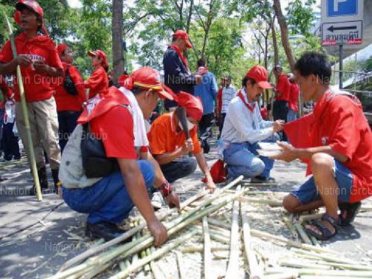 แดงตรึงกำลัง6ด่านสกัดทหารเข้าสลาย แดงตรึงกำลัง6ด่านสกัดทหารเข้าสลาย