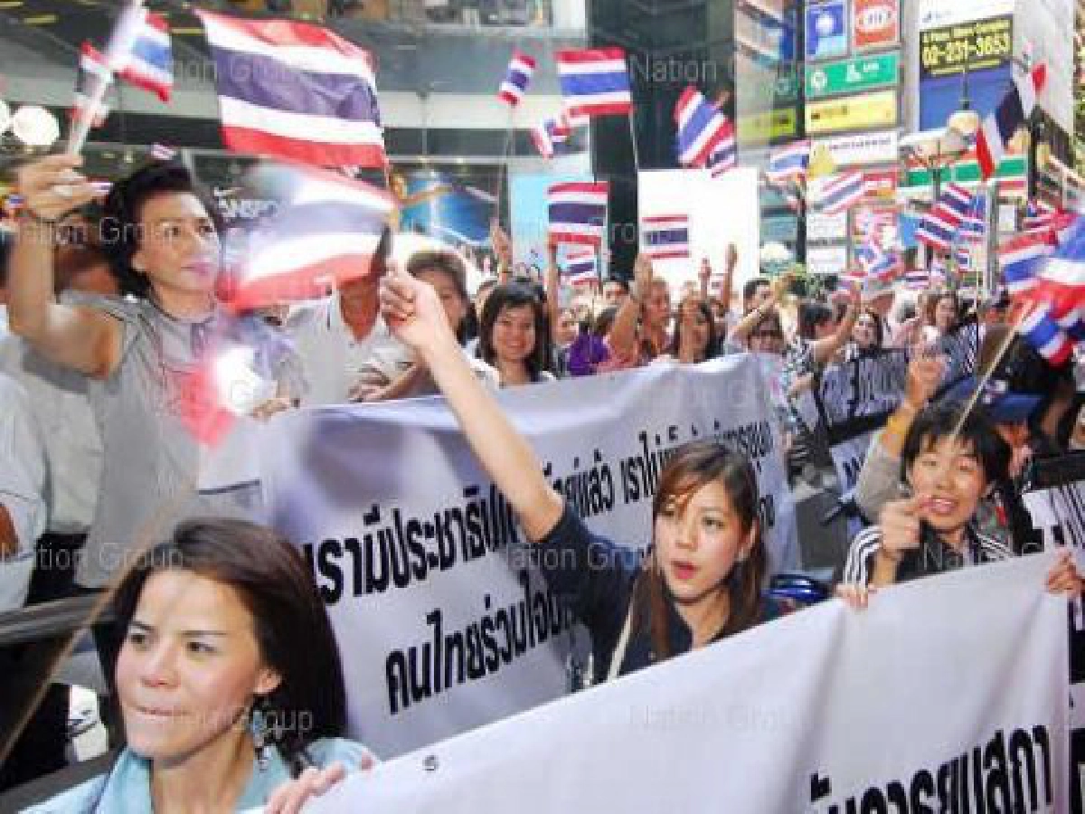 คนสีลมขึ้นเวทีแดง-ชี้ฝ่ายต้านตัวปลอม คนสีลมขึ้นเวทีแดง-ชี้ฝ่ายต้านตัวปลอม