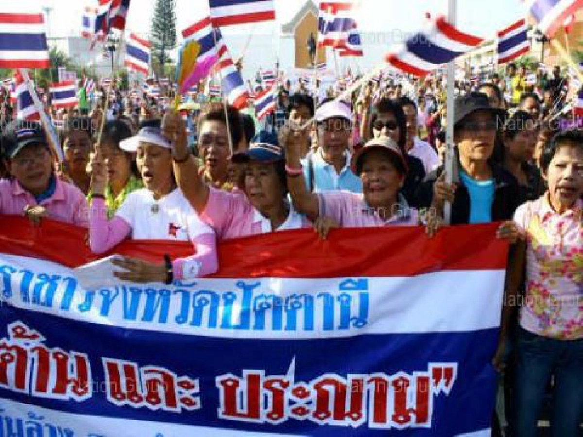 ชาวพุทธสวดบทพาหุงวัดพระแก้ววอนไทยสงบ ชาวพุทธสวดบทพาหุงวัดพระแก้ววอนไทยสงบ